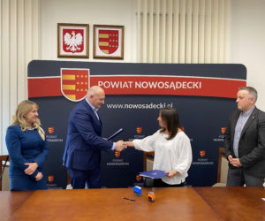 Umowa jest już podpisana.  Może ruszać remont drogi powiatowej w Rogach i Naszacowicach 