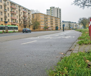 4. Piesi chodzący po ścieżkach rowerowych i leżące tam szkło