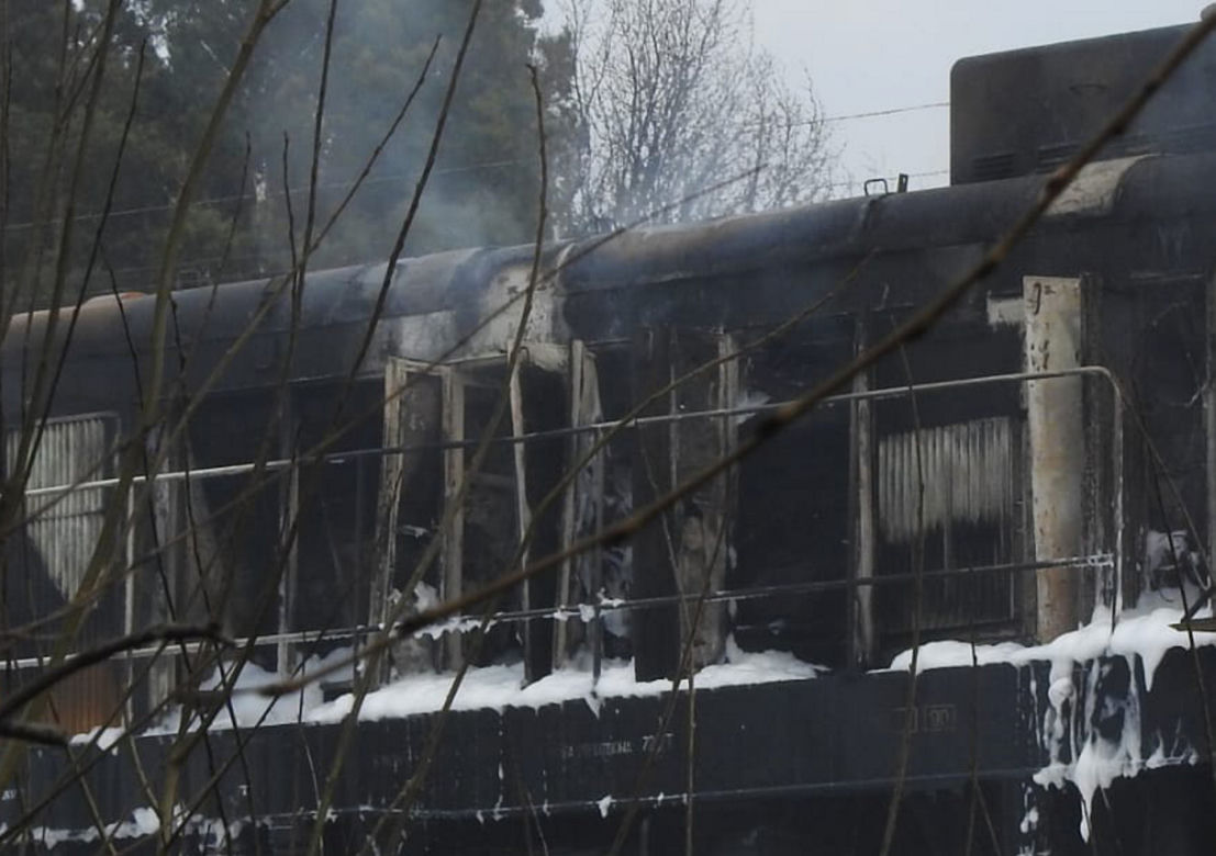 Ogromne kłęby dymu i płomienie na torach. Pożar pociągu pod Mińskiem Mazowieckim