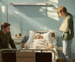 Wojna zastępcza odc. 5. Artur (Mateusz Więcławek), kapitan Lewandowski (Przemysław Wyszyński)