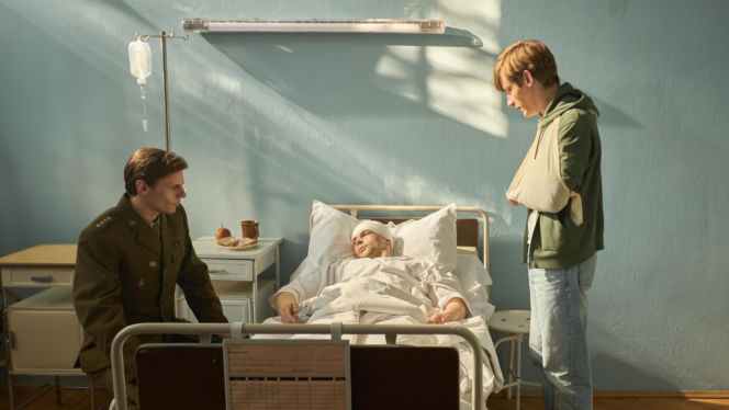 Wojna zastępcza odc. 5. Artur (Mateusz Więcławek), kapitan Lewandowski (Przemysław Wyszyński)