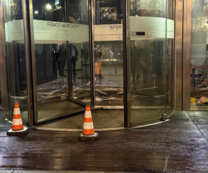 Runął sufit w biurowcu przy Twardej! Wiemy, co było przyczyną awarii