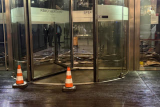 Runął sufit w biurowcu przy Twardej! Wiemy, co było przyczyną awarii