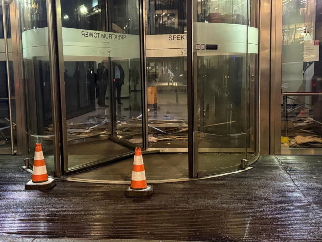 Runął sufit w biurowcu przy Twardej! Wiemy, co było przyczyną awarii