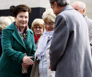 Modliła się o cud przy urnie?