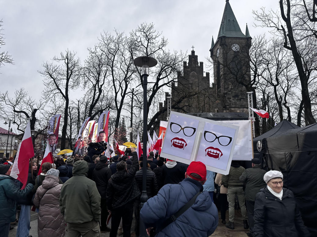 Chaos w Końskich. Dwie debaty prezydenckie, tłumy ludzi na rynku 
