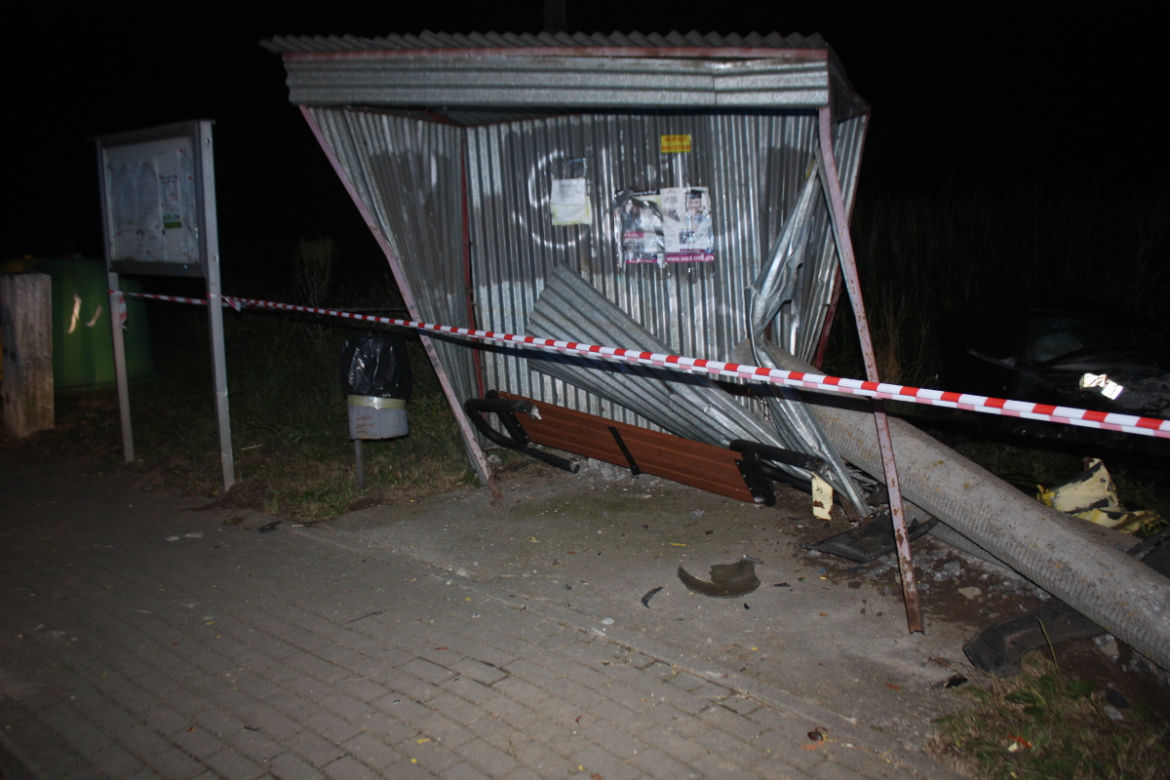 Poważny wypadek w gminie Grudziądz. 19-latek całkowicie zniszczył auto