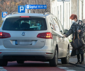 Jolanta Kwaśniewska poszła załatwić sprawy. Jej kierowca w tym czasie...Fuj! Jak tak można?!