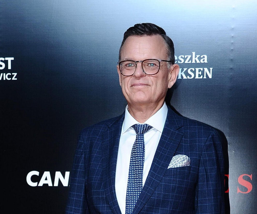 Dziennikarz Andrzej Morozowski w garniturze i okularach. O jego dziennikarskim dziedzictwie przeczytasz na SE Polityka.
