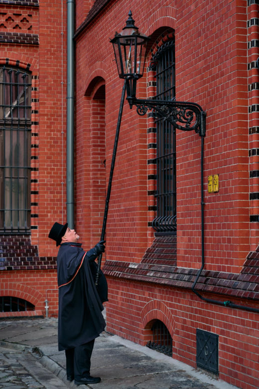 Wrocławski latarnik zapala 99 lamp gazowych
