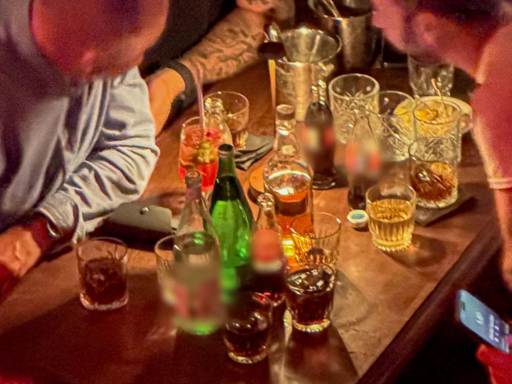 Posłowie Bartosz Romowicz i Piotr Górnikiewicz po wieczornym głosowaniu przyjechali do klubu Piano Bar