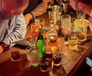 Posłowie Bartosz Romowicz i Piotr Górnikiewicz po wieczornym głosowaniu przyjechali do klubu Piano Bar