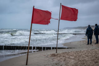 Czerwone flagi na Bałtyku. Dlaczego wejście do wody to ogromne ryzyko