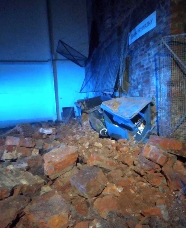 O krok od tragedii! Runął kilkunastometrowy mur na Bednarskiej
