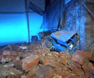 Runął zabytkowy mur na Bednarskiej. Uszkodził kilka aut i kontenery śmietnikowe