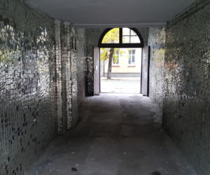 Lusterka zdobią bramę w centrum Bydgoszczy