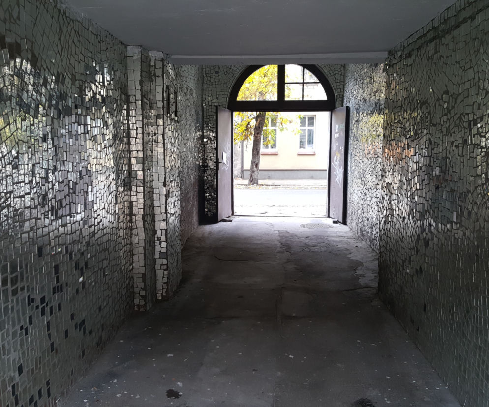 Lusterka zdobią bramę w centrum Bydgoszczy