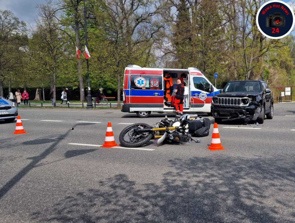 Jeep gruchnął w motocykl! Kierujący wymusił pierwszeństwo. Ranne dwie osoby