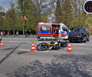 Jeep gruchnął w motocykl! Kierujący wymusił pierwszeństwo. Ranne dwie osoby