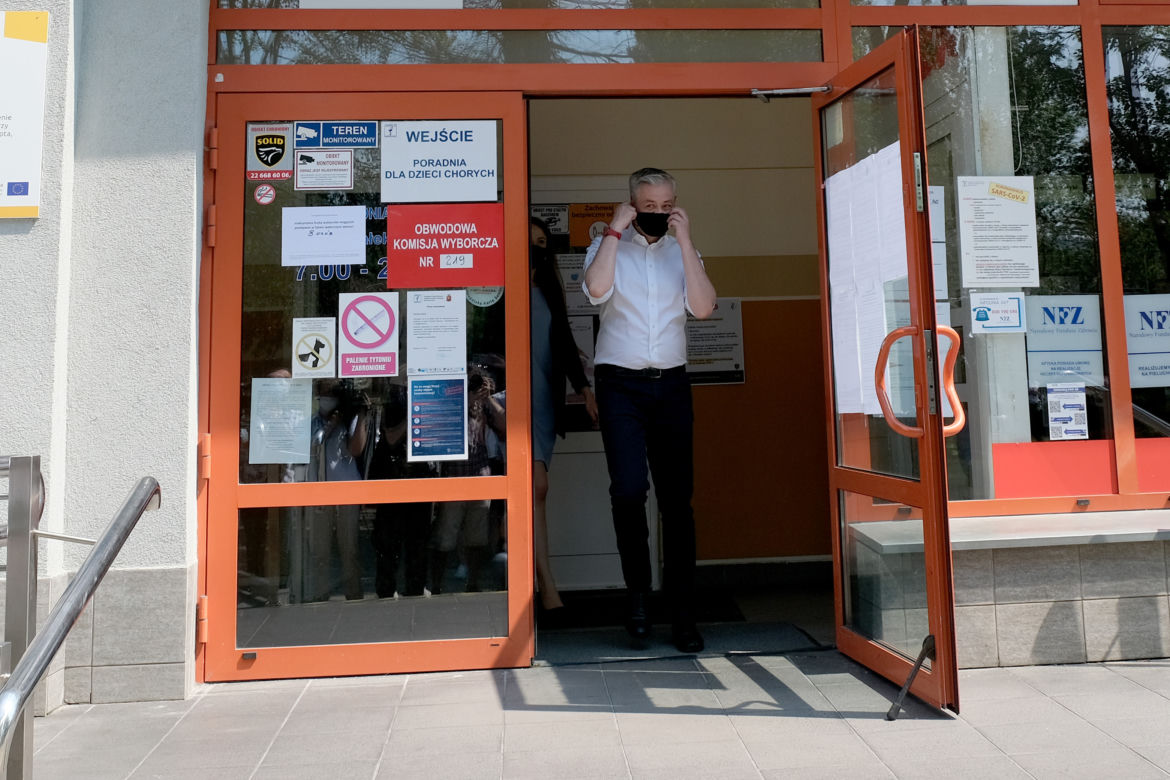 Wybory 2020 Robert Biedroń ze swoim partnerem Krzysztofem Śmiszkiem oddali głosy