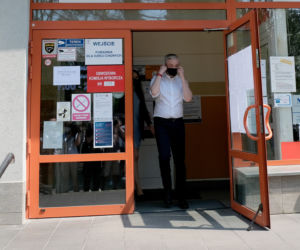 Wybory 2020 Robert Biedroń ze swoim partnerem Krzysztofem Śmiszkiem oddali głosy