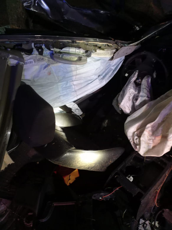 BMW rozpadło się na pół pod Pabianicami. Kierowcy nic się nie stało