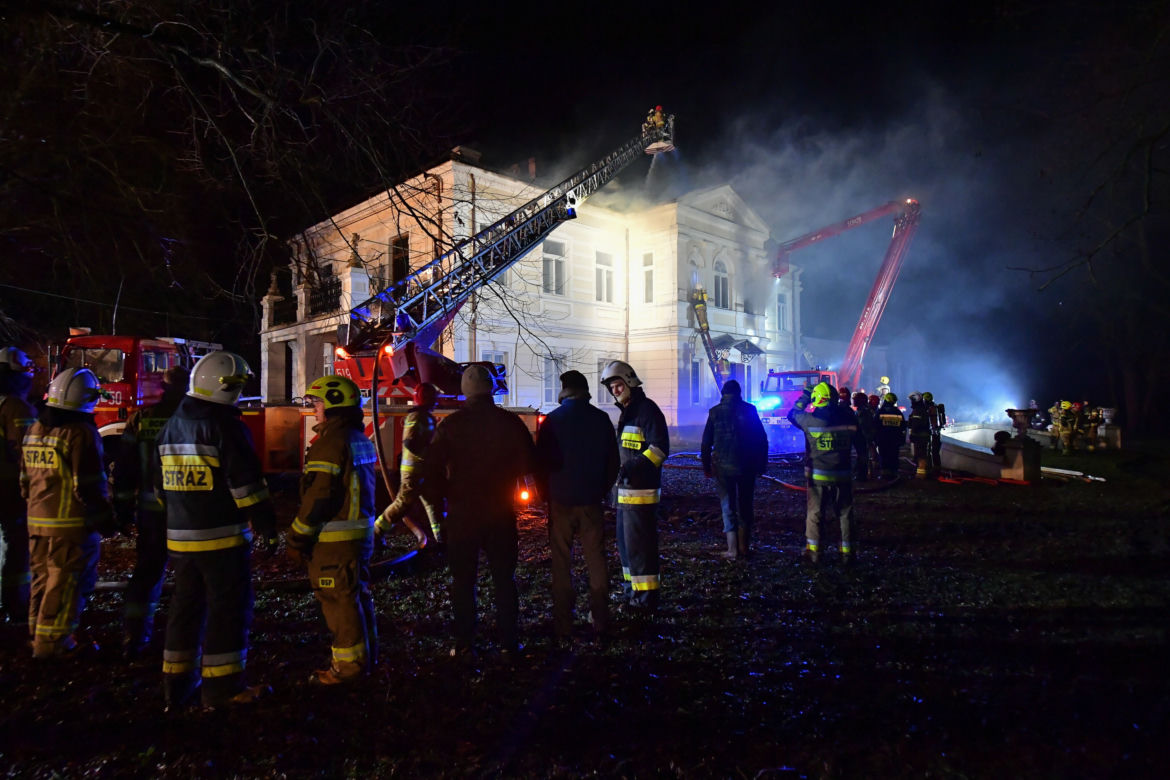 Pożar kamienicy w Sopocie. Wiatr przeszkadzał strażakom 