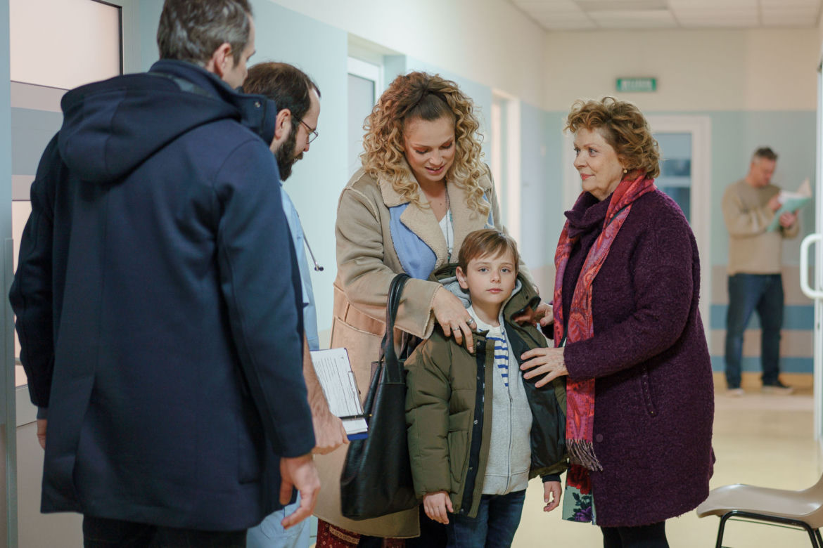 Przyjaciółki 19 odc. 223. Wiktor (Paweł Deląg), Patrycja (Joanna Liszowska), Ela (Elżbieta Jarosik), Mikołaj (Oliwier Felczak)