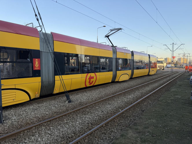 Zderzenie ciężarówki z tramwajem i potrącenie na torowisku; utrudnienia w kursowaniu tramwajów