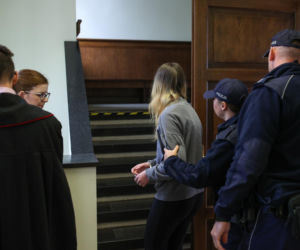 Nikola podźgała matkę za odmowę papierosa