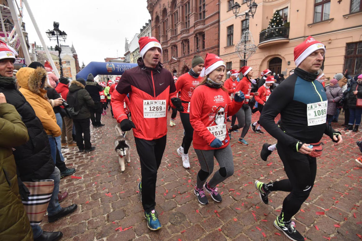 21. edycja Festiwalu Biegów Świętych Mikołajów w Toruniu. 2000 uczestników na starcie