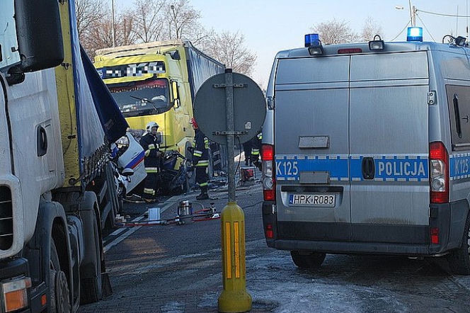 BOGUCHWAŁA: Tragiczny WYPADEK. Dwa TIRY zgniotły auta osobowe. ZGINĘŁY 3 osoby