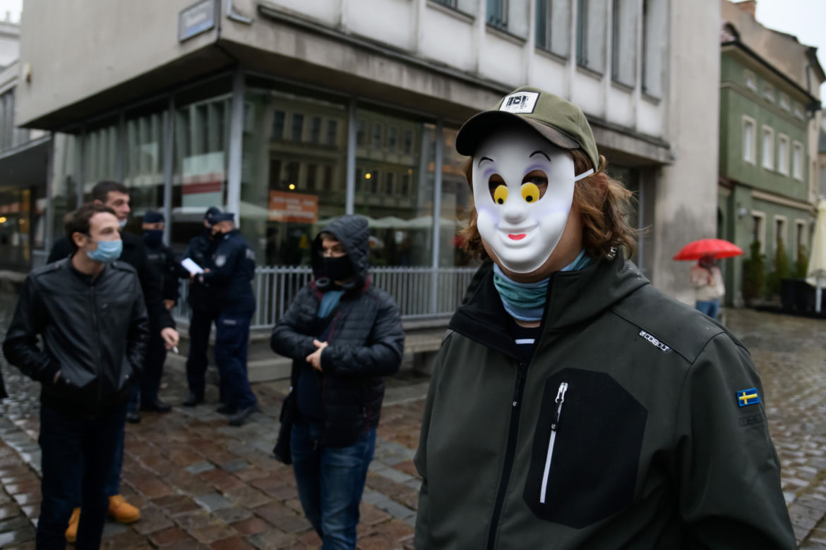 Marsz antycovidowców w Poznaniu. Protestujący: „Zakończyć PLANDEMIĘ!" [ZDJĘCIA]