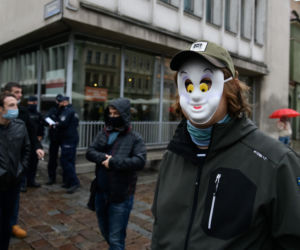 Marsz antycovidowców w Poznaniu. Protestujący: „Zakończyć PLANDEMIĘ! [ZDJĘCIA]