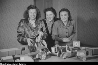 QUIZ PRL. Czy się stoi, czy się leży, trzy tysiące się należy. Tak pracowano w PRL-u