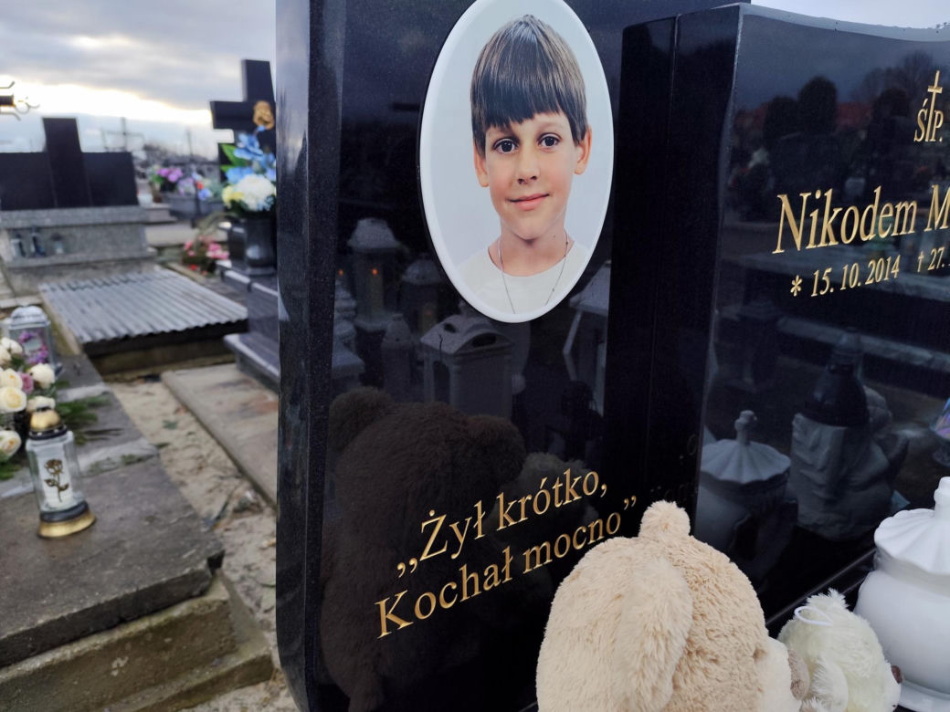 Białe misie strzegą grobu Nikodema Mareckiego. 11-letni aktor zginął w strasznym wypadku