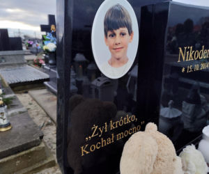 Białe misie strzegą grobu Nikodema Mareckiego. 11-letni aktor zginął w strasznym wypadku