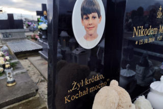 Białe misie strzegą grobu Nikodema Mareckiego. 11-letni aktor zginął w strasznym wypadku