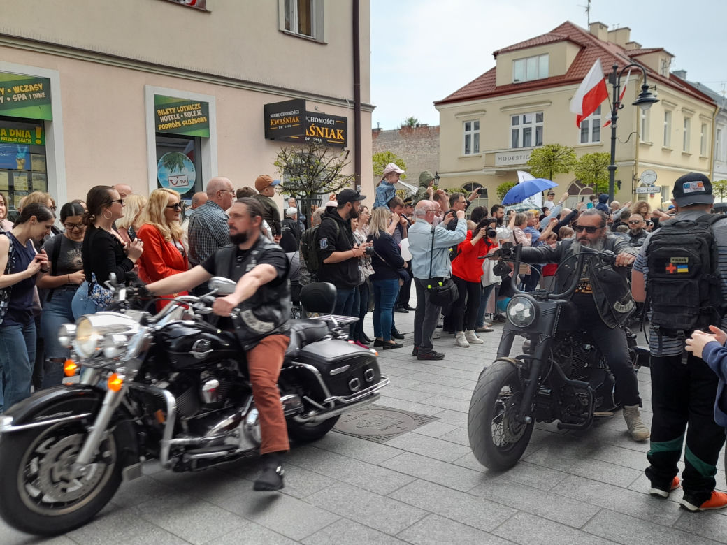 Elivis Presley w swoim cadillacu otworzył Święto Paniagi w Rzeszowie.  Wielki pochód w amerykańskim stylu!