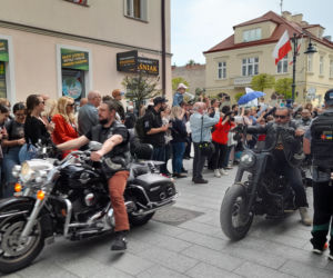 Elivis Presley w swoim cadillacu otworzył Święto Paniagi w Rzeszowie.  Wielki pochód w amerykańskim stylu!