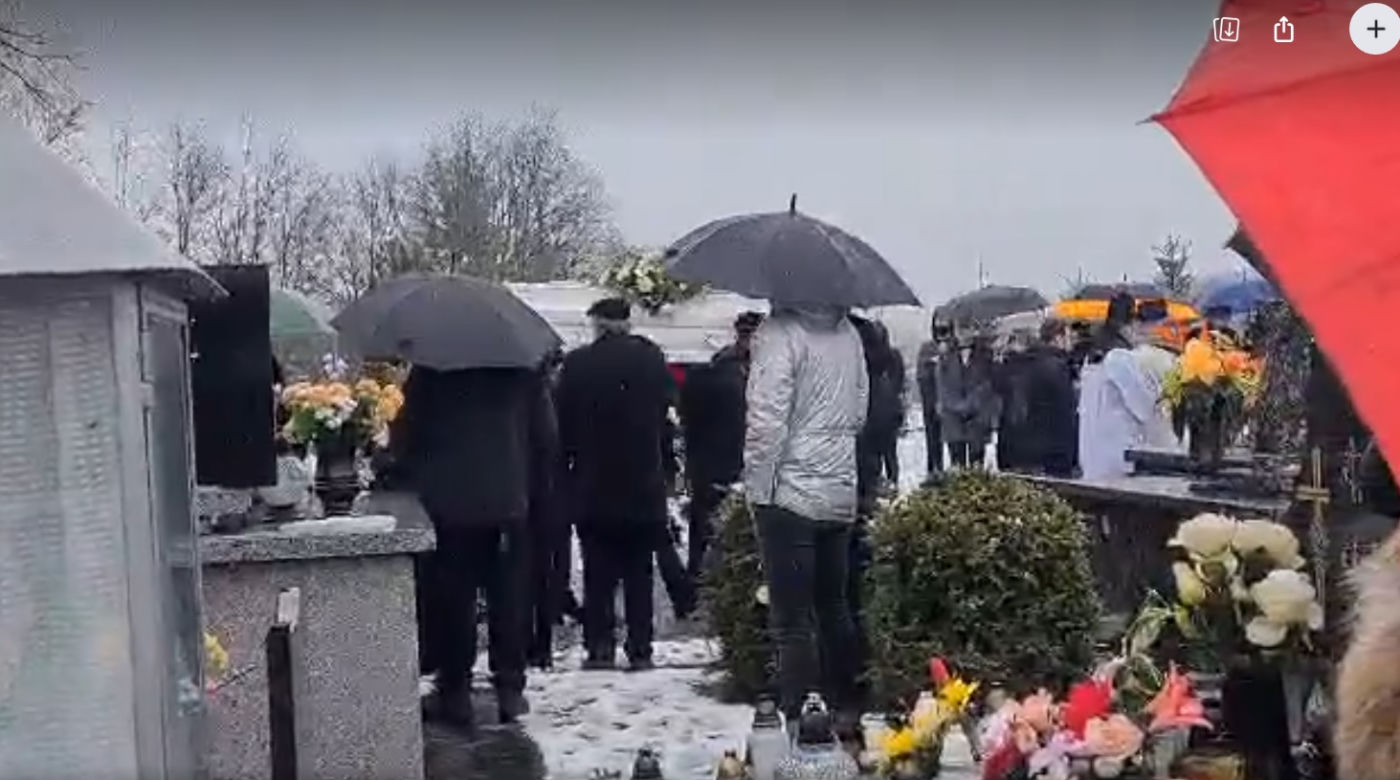  Dąbrówki: pogrzeb 17-letniej Pauliny. Rodzice pożegnali córkę, tuląc trumnę [ZDJĘCIA]