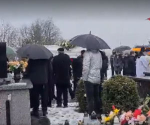  Dąbrówki: pogrzeb 17-letniej Pauliny. Rodzice pożegnali córkę, tuląc trumnę [ZDJĘCIA]