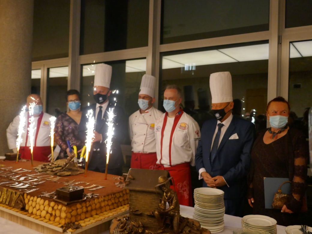Tort z pszczołami na urodziny Rzeszowa [ZDJĘCIA]