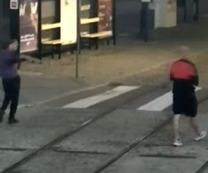 Zabrze. Uderzyli chłopaka butelką w głowę i zabrali mu telefon. Szuka ich policja [ZDJĘCIA]