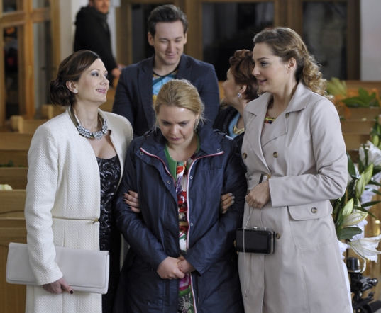 PRZYJACIÓŁKI 2 sezon odc. 26. Zuza (Anita Sokołowska), Anka (Magdalena Stużyńska), Inga (Małgorzata Socha)