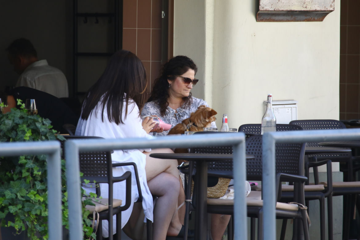 Była posłanka PiS z córką w restauracji. Całuje psa