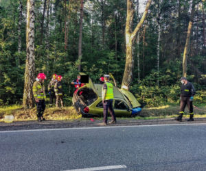 Bez prawa jazdy i na podwójnym gazie wjechał w drzewo. Wszystko na oczach policjanta [FOTO]