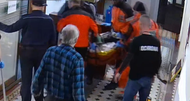 Dramatyczne sceny w sądzie we Wrocławiu. Policjanci walczyli o życie mężczyzny