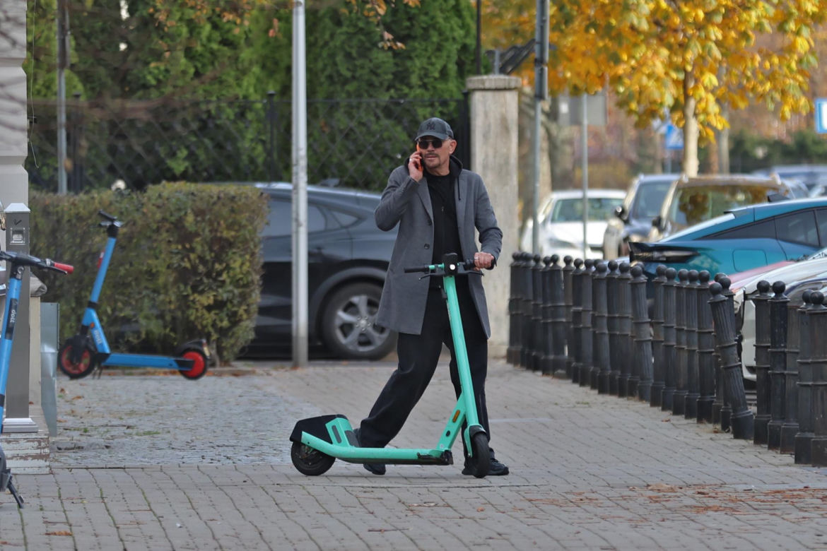 Krzysztof Ibisz z rodziną na spacerze
