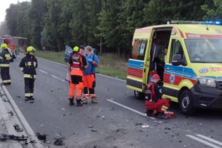 Wjechała na przeciwległy pas. 77-letni kierowca zginął po czołowym zderzeniu
